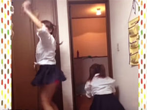 [パンチラyoutube盗撮動画]スカート捲り出来るのはJK同士の特権な件！ミニスカ制服で踊ってたらそりゃ見えます！