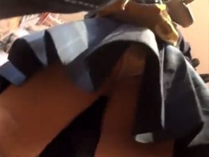 [逆さ撮り盗撮動画]もしかしたらJC！？ロング丈の制服スカート内部に隠し持ったカメラを突っ込んだ！！