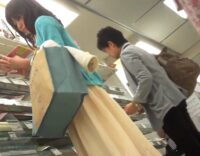 [盗撮動画]ロングスカートの中の純白パンティ！買い物中のおねえさんを逆さ撮りしたパンチラ映像！